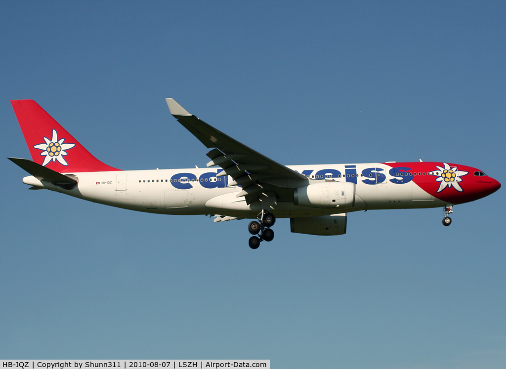 HB-IQZ, 2000 Airbus A330-243 C/N 369, Landing rwy 14