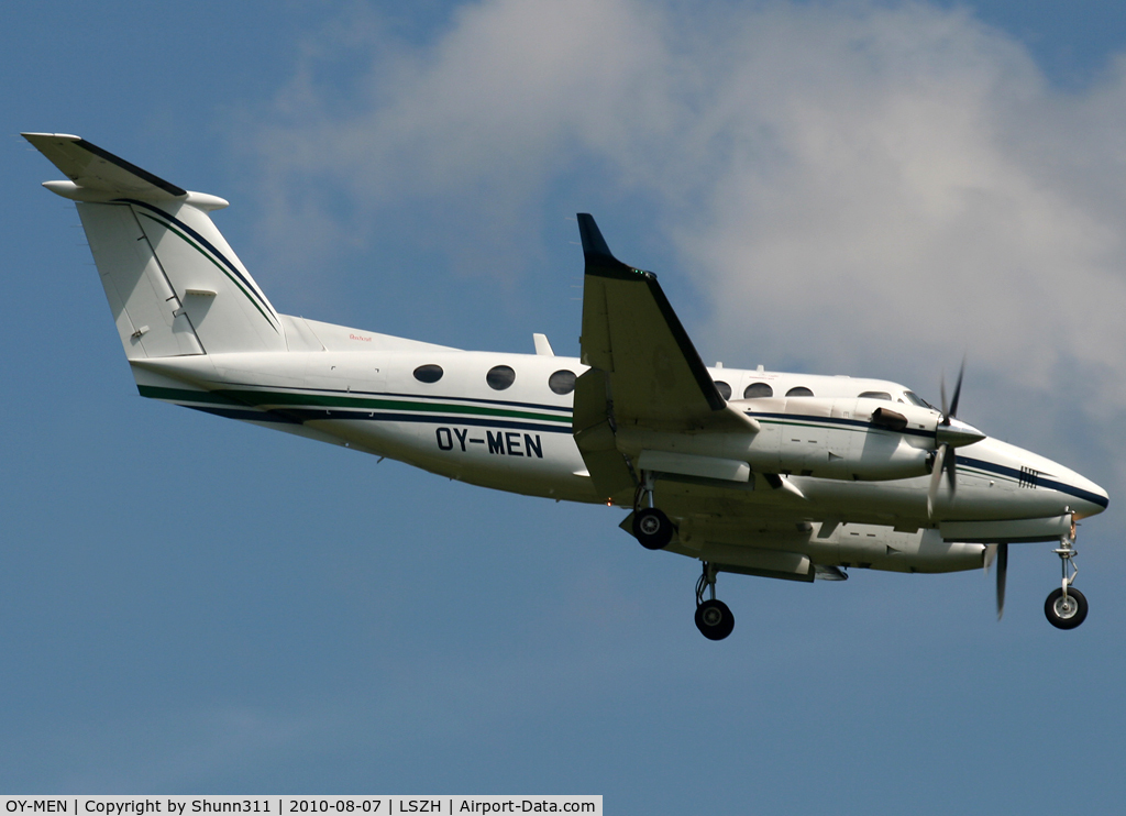 OY-MEN, 1999 Beech Super King Air 350 C/N FL-229, Landing rwy 14