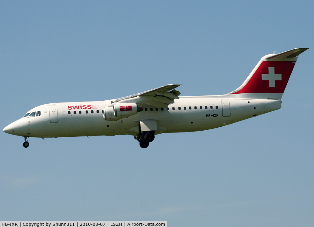 HB-IXR, 1996 British Aerospace Avro 146-RJ100 C/N E3281, Landing rwy 14