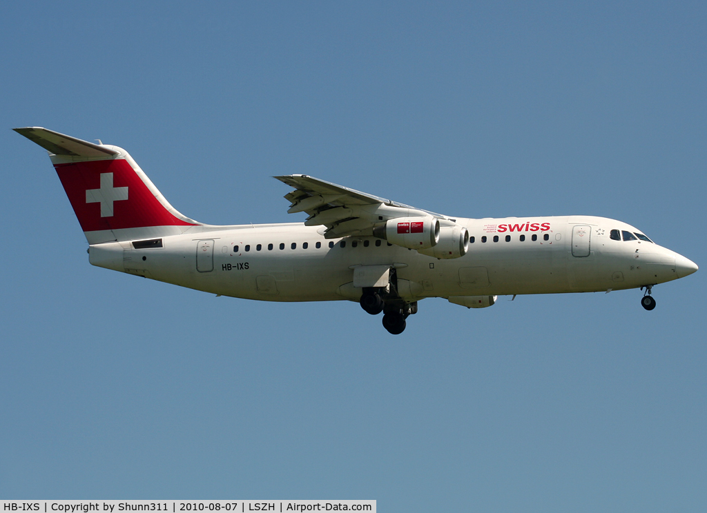 HB-IXS, 1995 British Aerospace Avro 146-RJ100 C/N E3280, Landing rwy 14