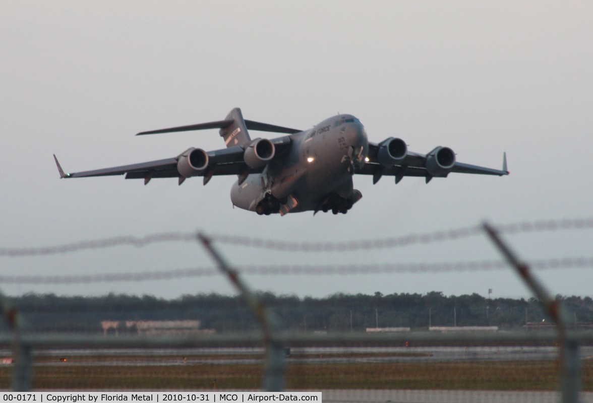 00-0171, 2000 Boeing C-17A Globemaster III C/N P-71, C-17A taking off at dusk