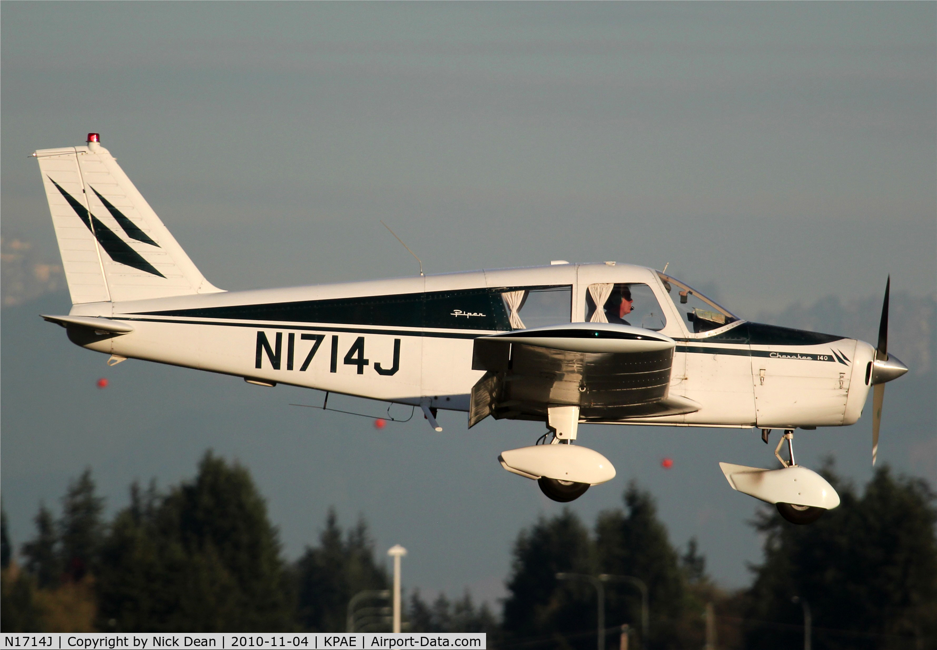 N1714J, 1968 Piper PA-28-140 C/N 28-24126, KPAE