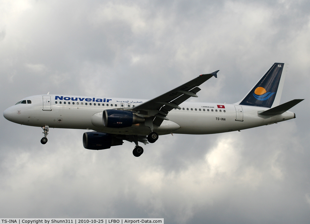 TS-INA, 1999 Airbus A320-214 C/N 1121, Landing rwy 32L in new c/s