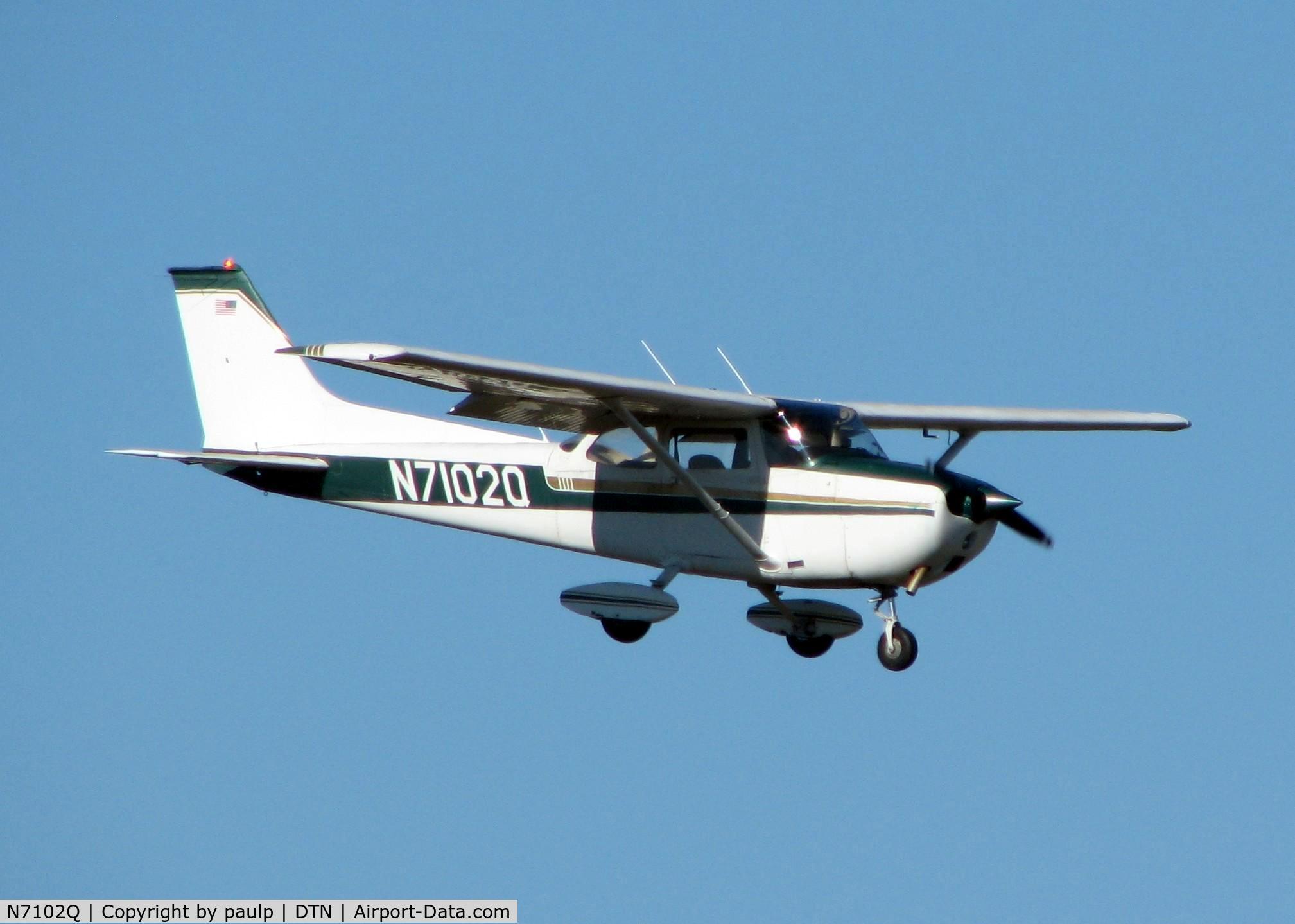 N7102Q, 1972 Cessna 172L C/N 17260402, Landing at Downtown Shreveport.
