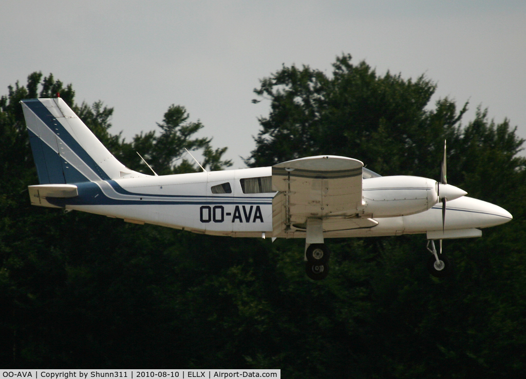 OO-AVA, 1979 Piper PA-34-200T Seneca II C/N 34-7970301, Landing rwy 24