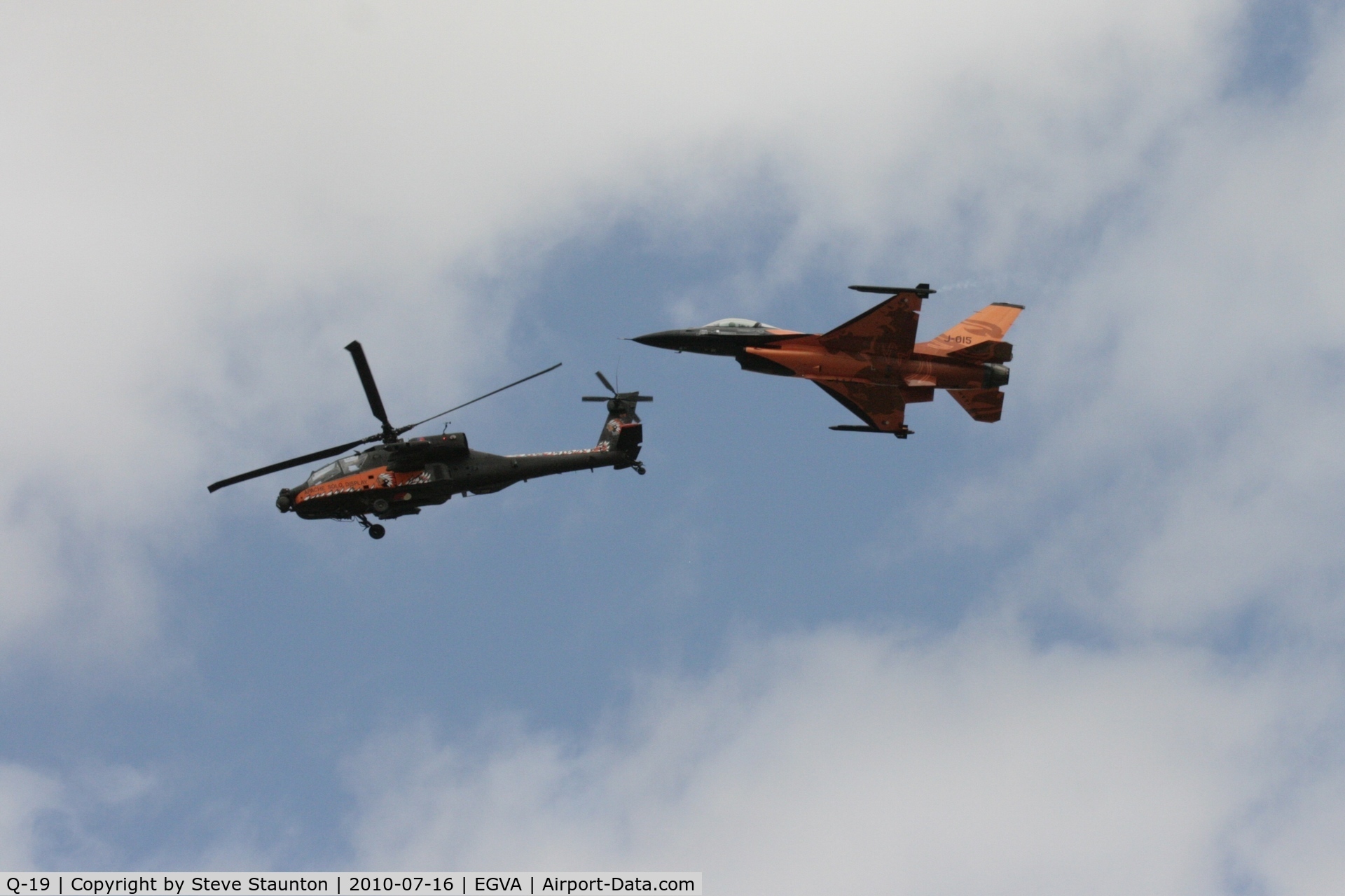 Q-19, Boeing AH-64DN Apache C/N DN019, Taken at the Royal International Air Tattoo 2010, displaying with F-16AM J-015 (two Tigers)