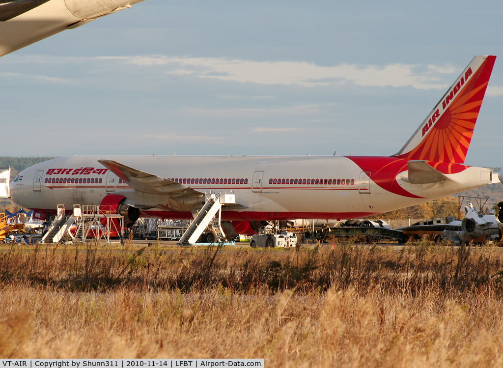 VT-AIR, 1994 Boeing 777-222 C/N 26917, Stored without engines...