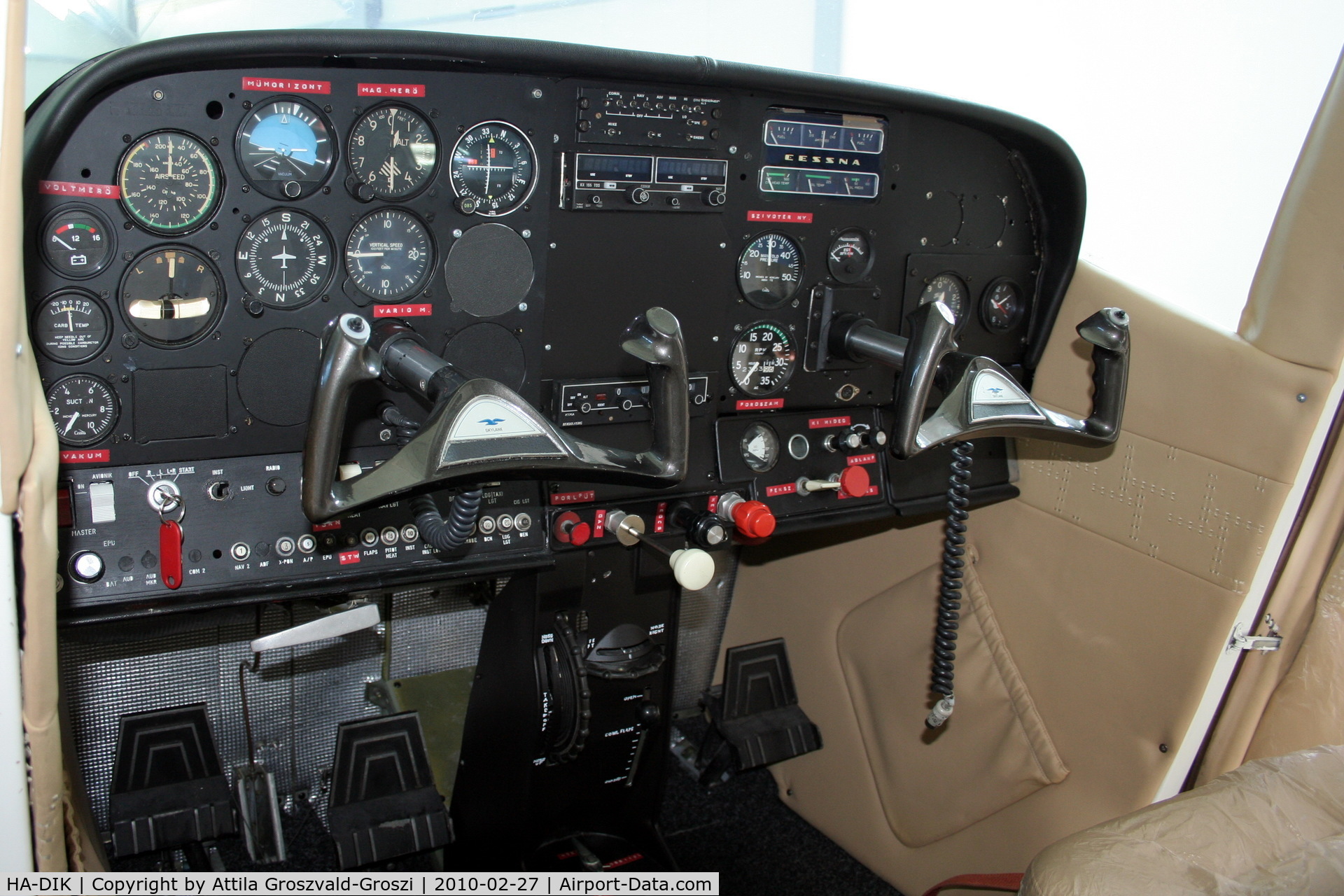 HA-DIK, Cessna 182K Skylane C/N 18258466, Kadarkut Airfield - Cocpit
