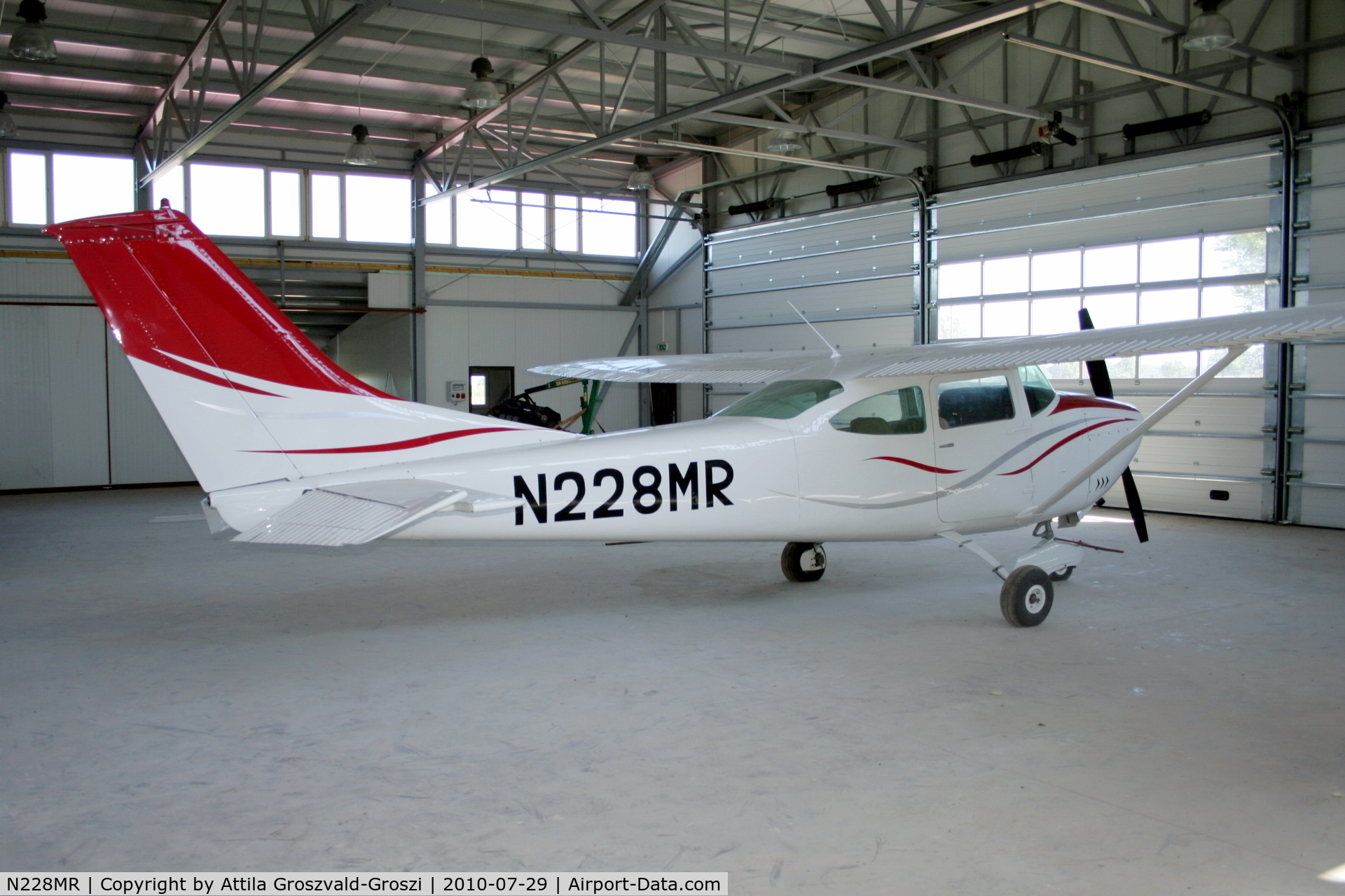 N228MR, Cessna 182K Skylane C/N 18258466, Kadarkut Airfield