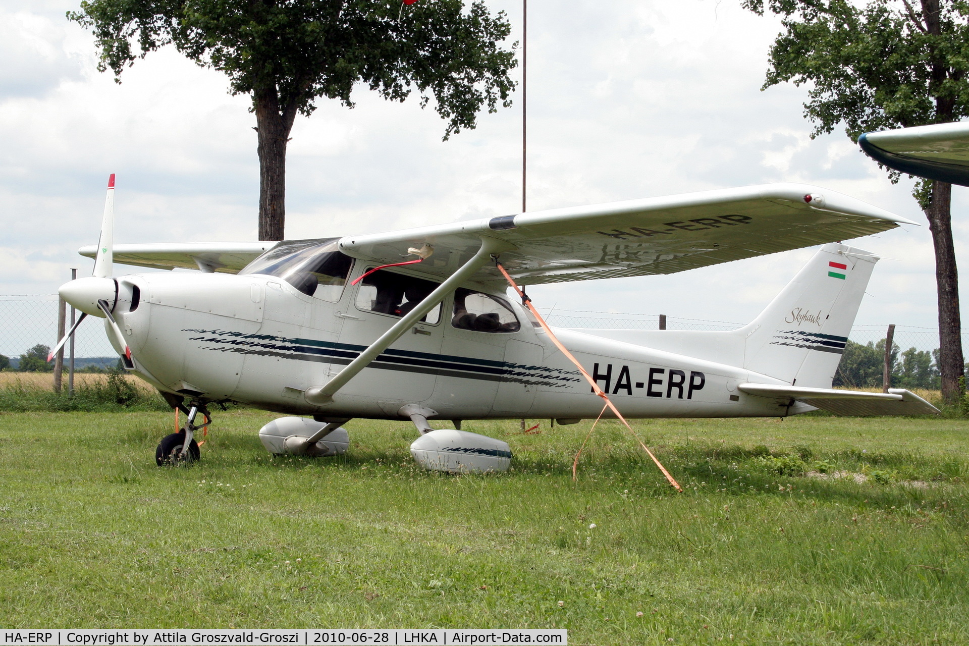 HA-ERP, 1997 Cessna 172R C/N 17280068, Kalocsa Airport - Hungary