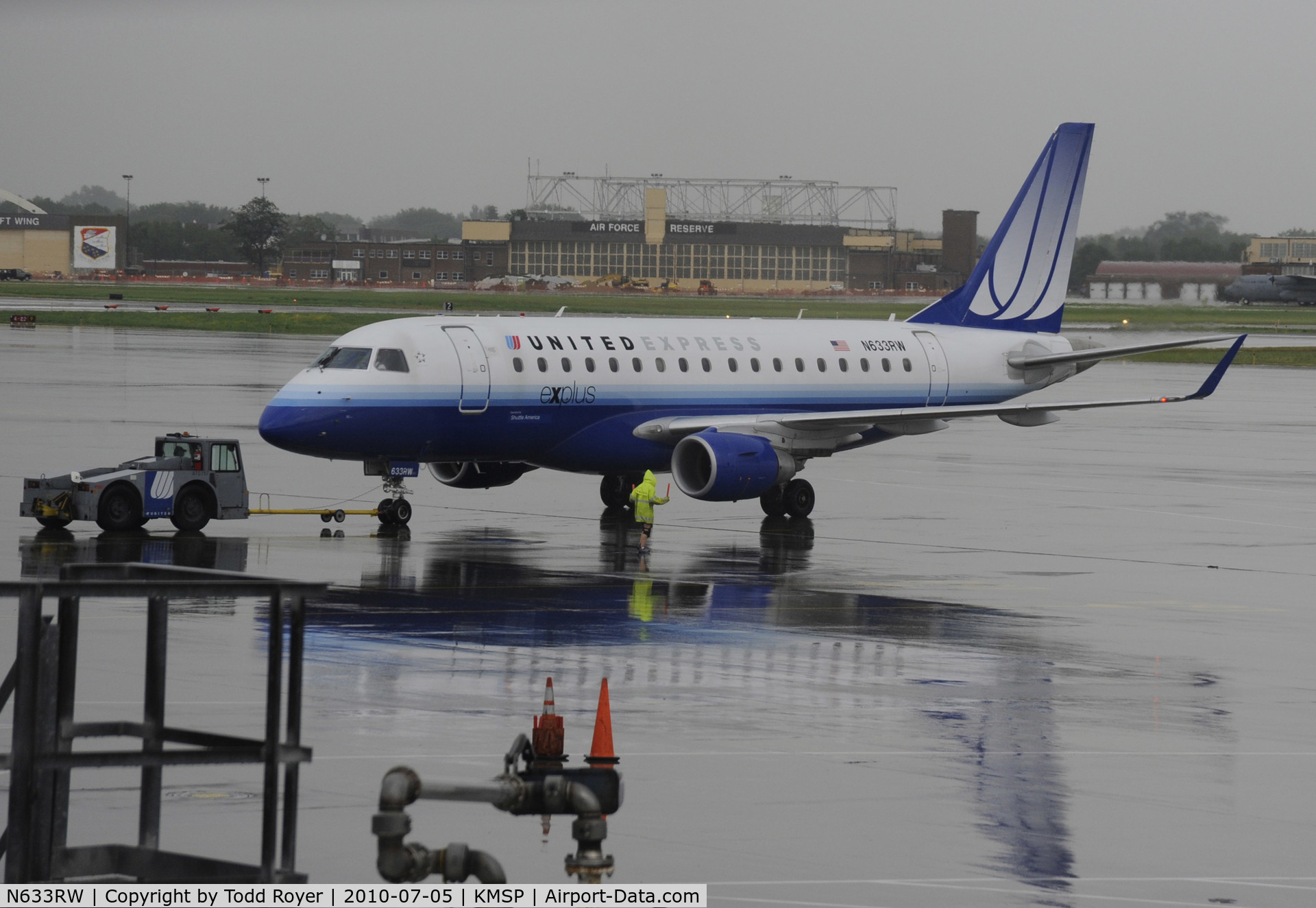 N633RW, 2004 Embraer 170SE (ERJ-170-100SE) C/N 17000054, Stormy day in MSP