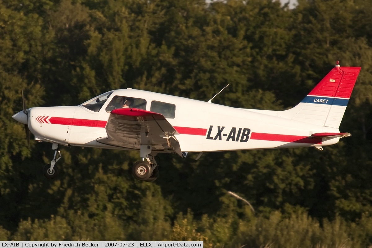 LX-AIB, 1989 Piper PA-28-161 Cadet C/N 2841086, short final RW06