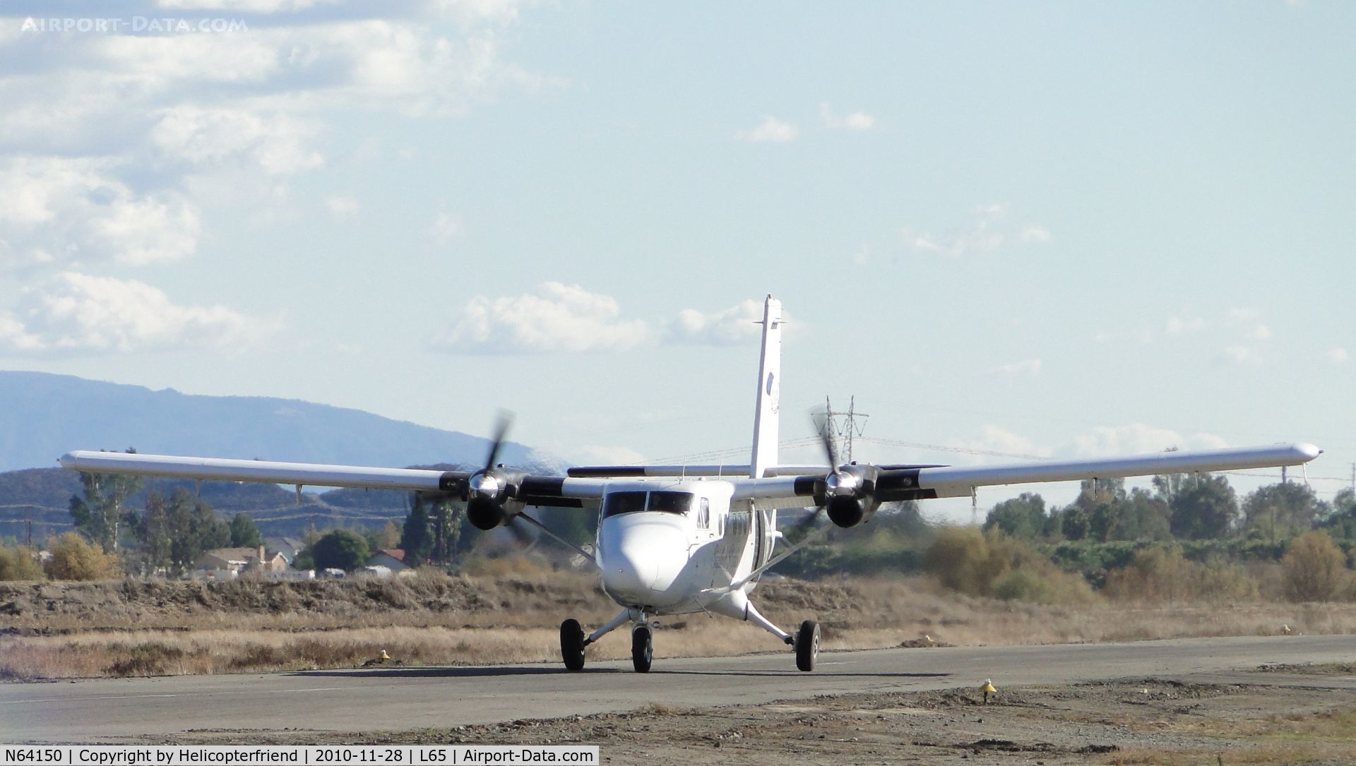 N64150, 1968 De Havilland Canada DHC-6-200 Twin Otter C/N 150, Starting eastbound roll for take off with jumpers