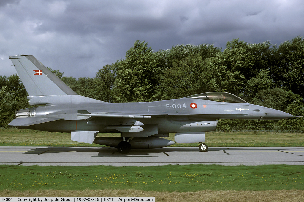 E-004, 1988 SABCA F-16A Fighting Falcon C/N 6F-47, Tactical Fighter Weaponry 1992.