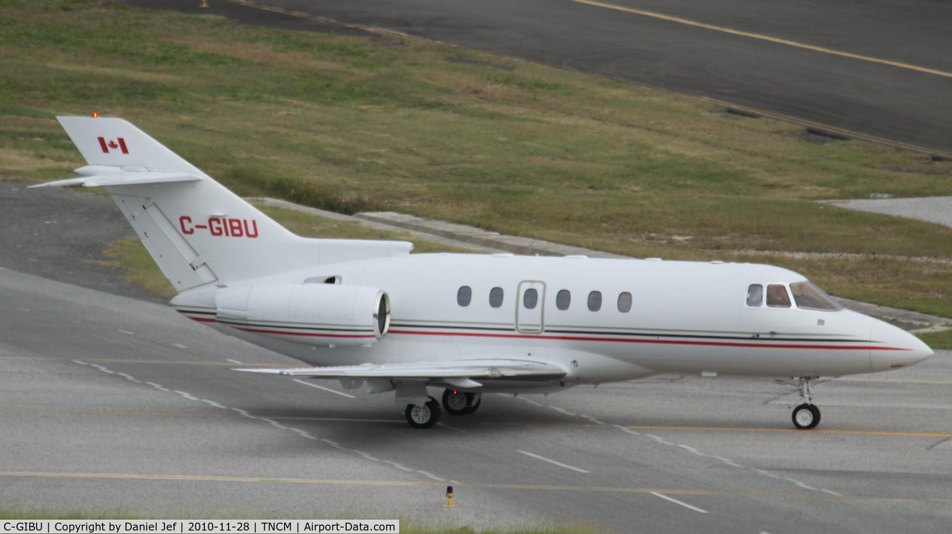 C-GIBU, 2001 Raytheon Hawker 800XP C/N 258507, Taxing to the holding point A