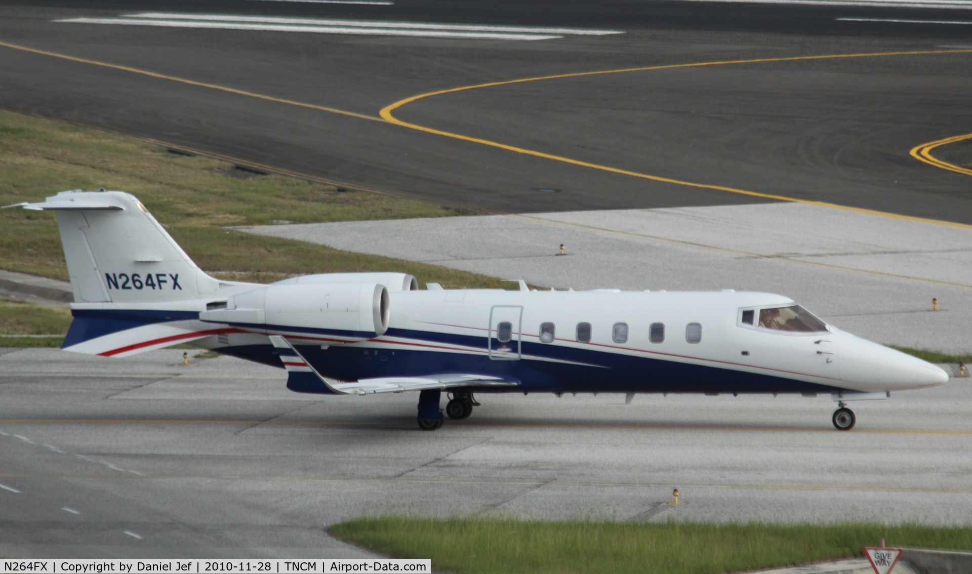 N264FX, 2008 Learjet 60 C/N 340, Taxing to the holding point A