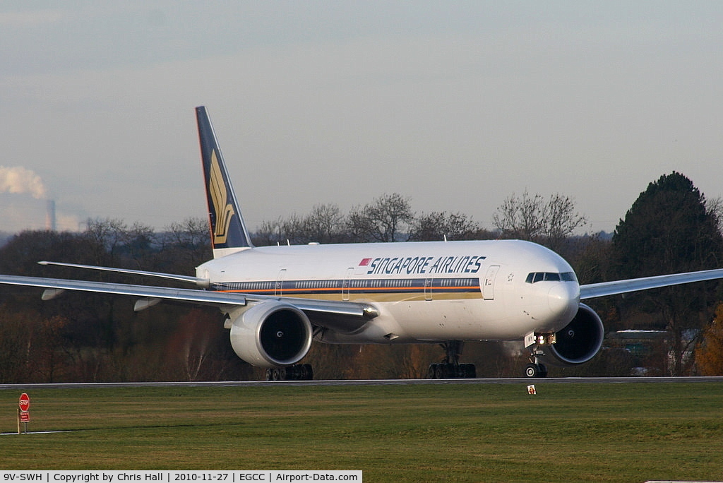 9V-SWH, 2007 Boeing 777-312/ER C/N 34573, Singapore Airlines B777 lining up on RW05L