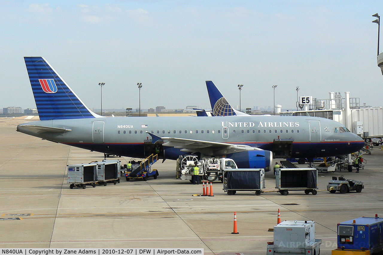 N840UA, 2001 Airbus A319-131 C/N 1522, United Airlines at the Gate - DFW Airport, TX