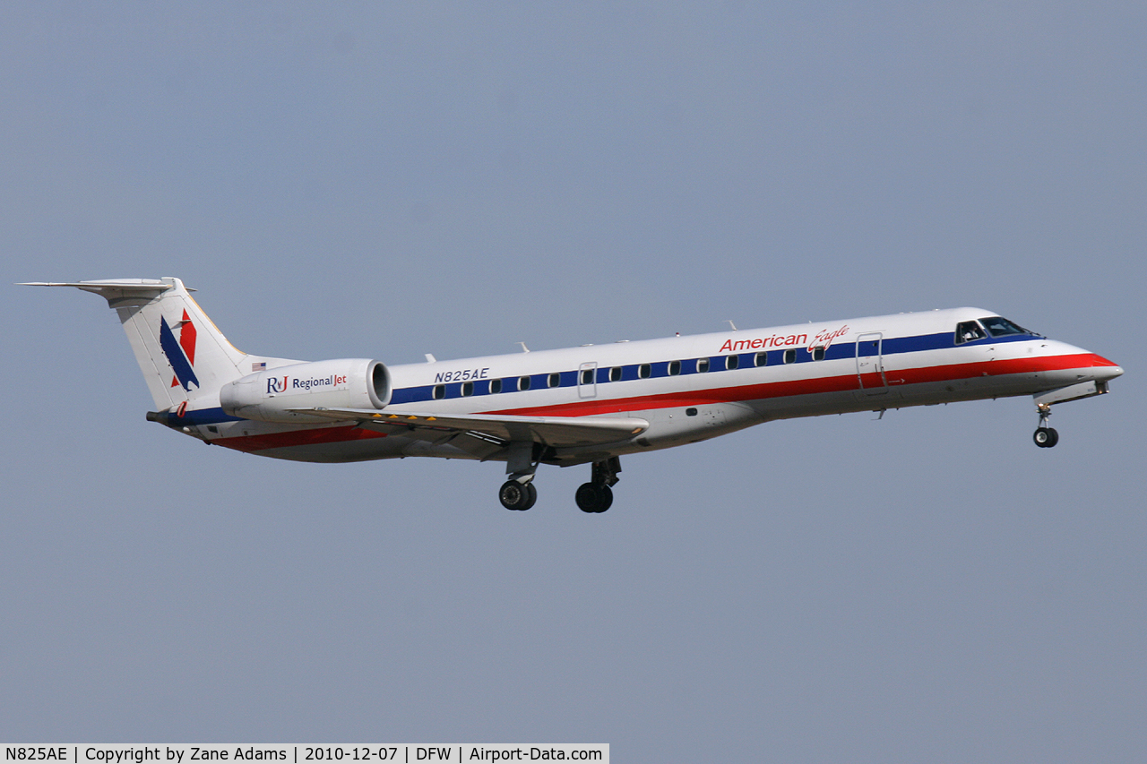 N825AE, 2002 Embraer ERJ-140LR (EMB-135KL) C/N 145589, American Eagle landing at DFW Airport - TX