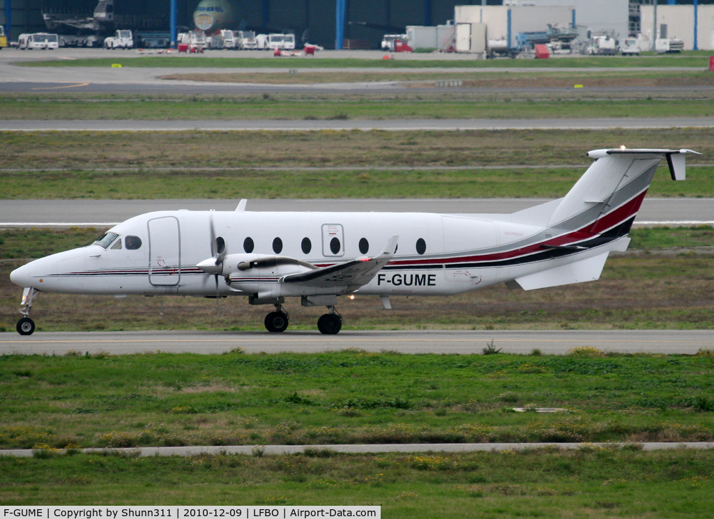F-GUME, 1999 Beech 1900D C/N UE-371, Taxxing to the Old Terminal...