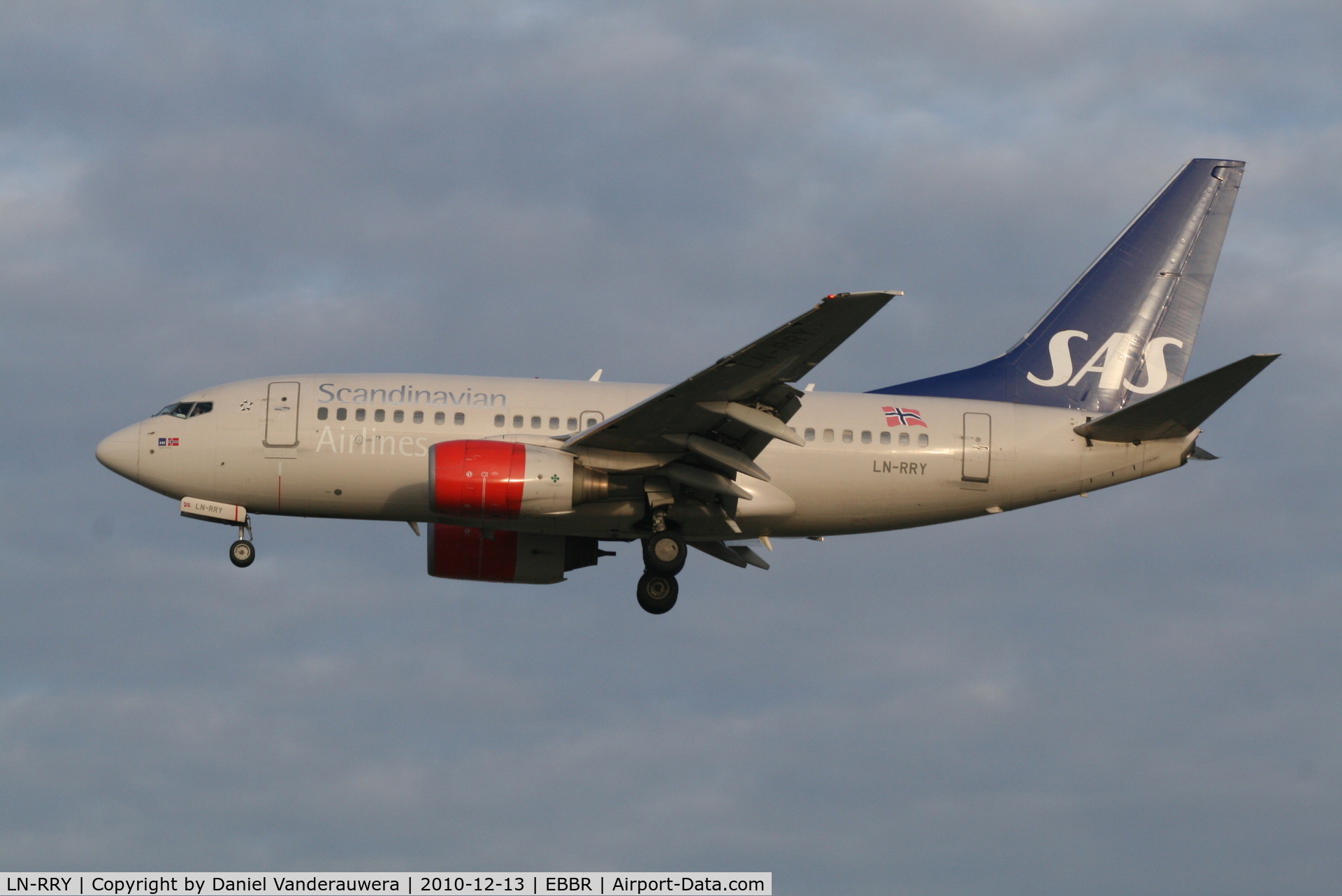 LN-RRY, 1998 Boeing 737-683 C/N 28297, Arrival of flight SK4743 to RWY 25L