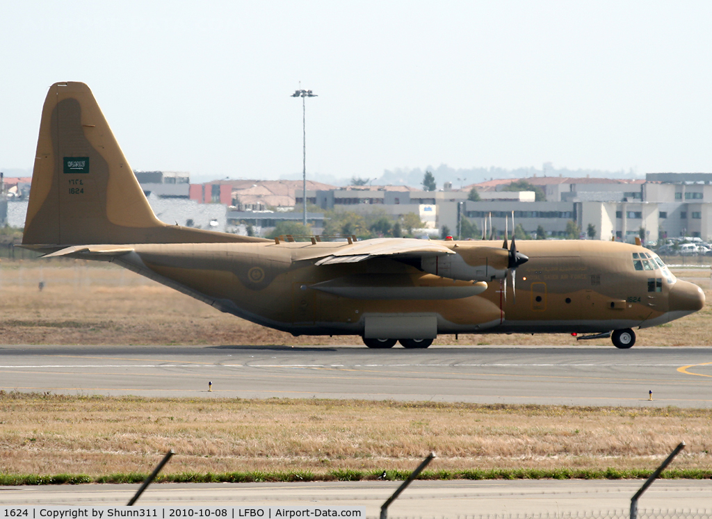 1624, Lockheed C-130H Hercules C/N 382-5267, Lining up rwy 14R for departure...