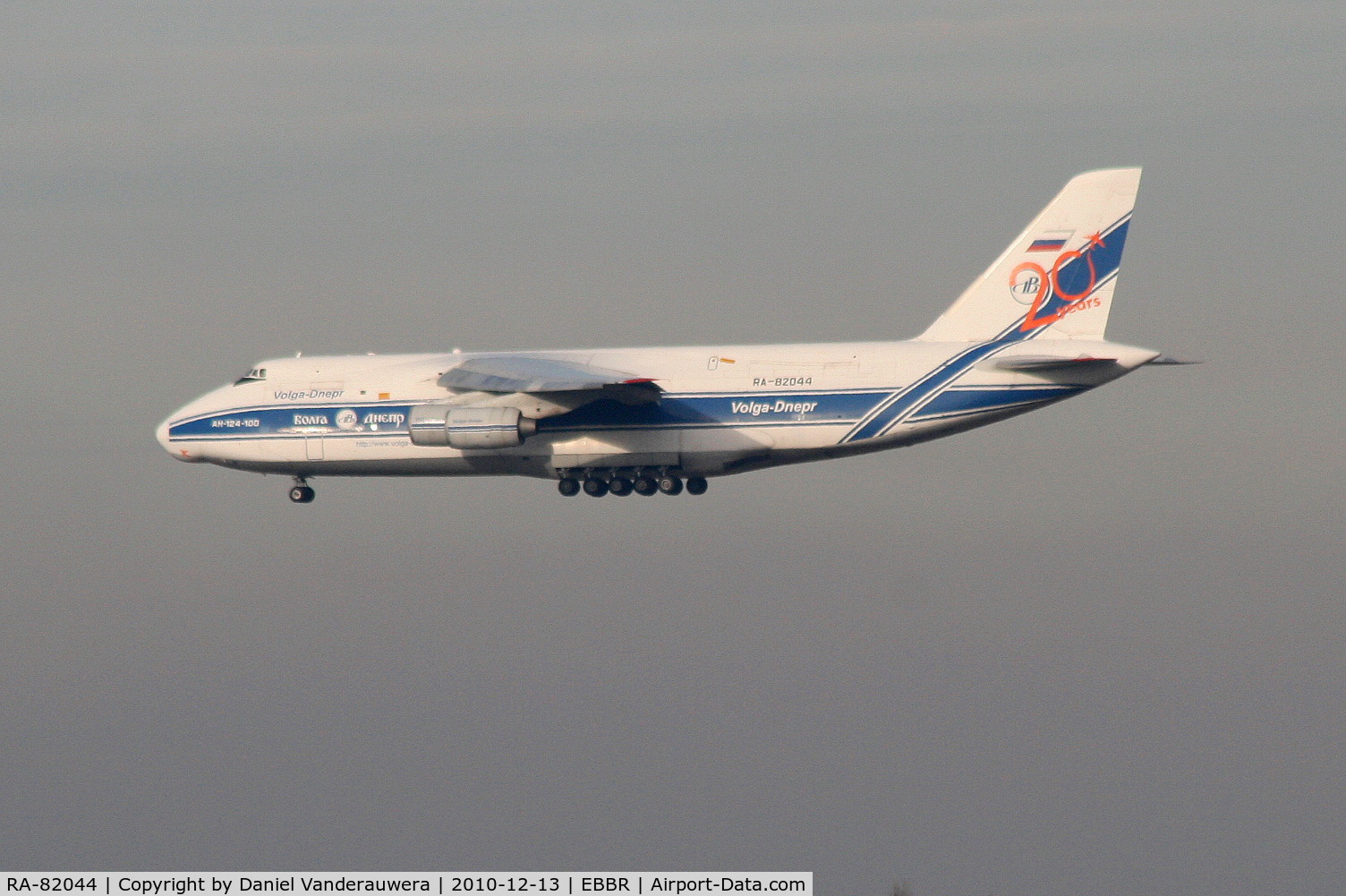 RA-82044, 1991 Antonov An-124-100 Ruslan C/N 9773054155109, Descending to RWY 25R