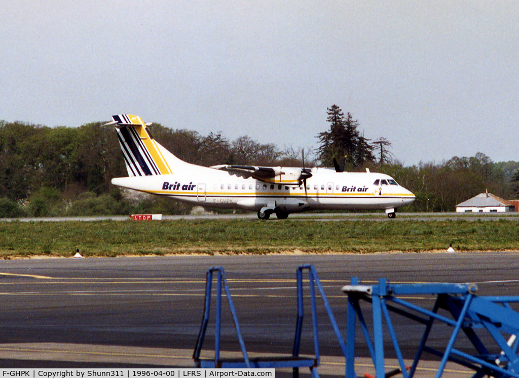 F-GHPK, 1990 ATR 42-300 C/N 218, Taxiing to the Terminal in old c/s...