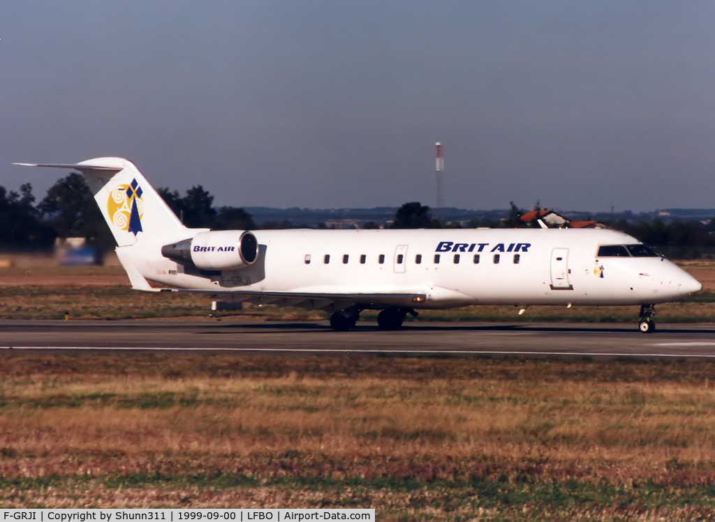 F-GRJI, 1996 Canadair CRJ-100ER (CL-600-2B19) C/N 7147, Landing rwy 15R
