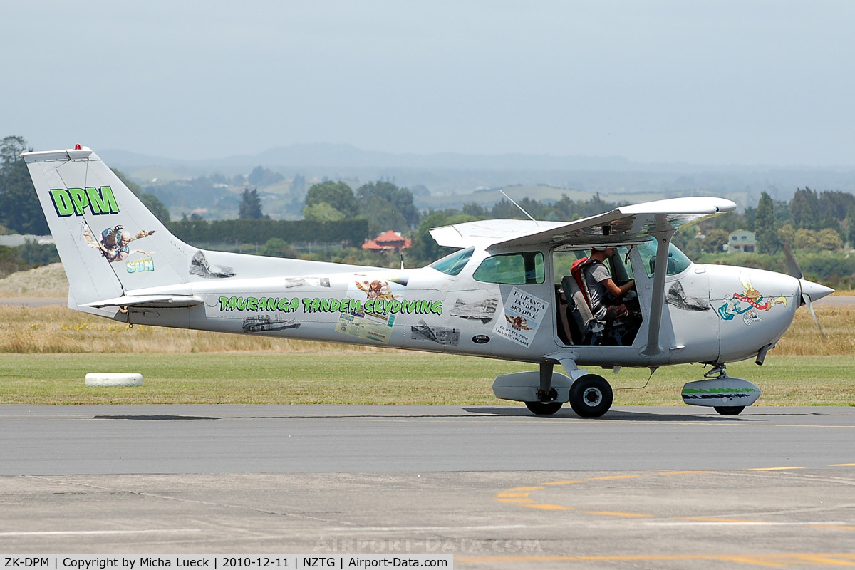 ZK-DPM, Cessna 172M C/N 17263202, At Tauranga