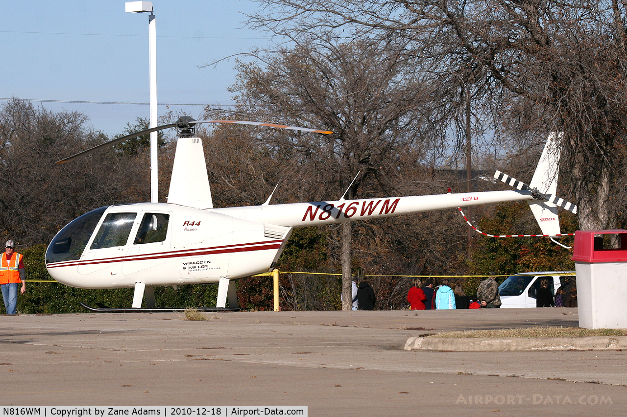 N816WM, 2000 Robinson R44 C/N 0824, Robinson R-44 on Santa Duty at Six Flags - Hurricane Harbor - Arlington, TX