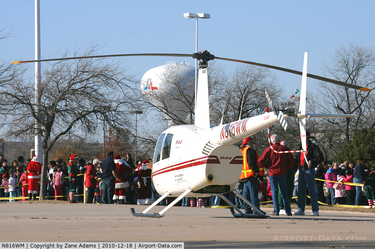 N816WM, 2000 Robinson R44 C/N 0824, Robinson R-44 on Santa Duty at Six Flags - Hurricane Harbor - Arlington, TX