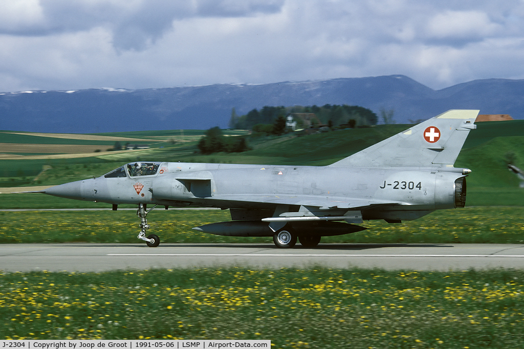 J-2304, Dassault (F+W Emmen) Mirage IIIS C/N 17-26-101/994, The classic fighter on its way to the runways end.