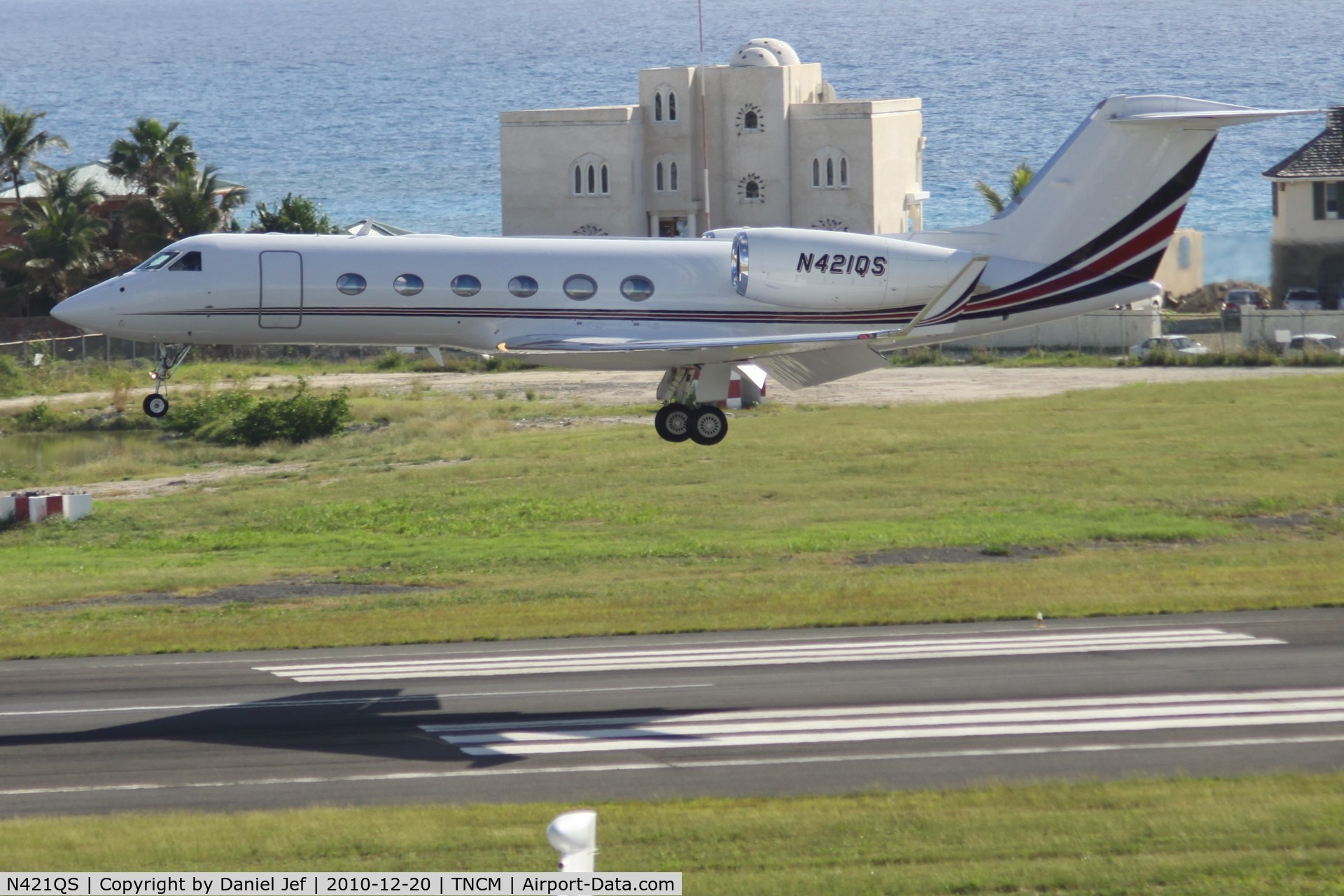 N421QS, 2008 Gulfstream Aerospace GIV-X (G450) C/N 4114, N421QS landing at TNCM