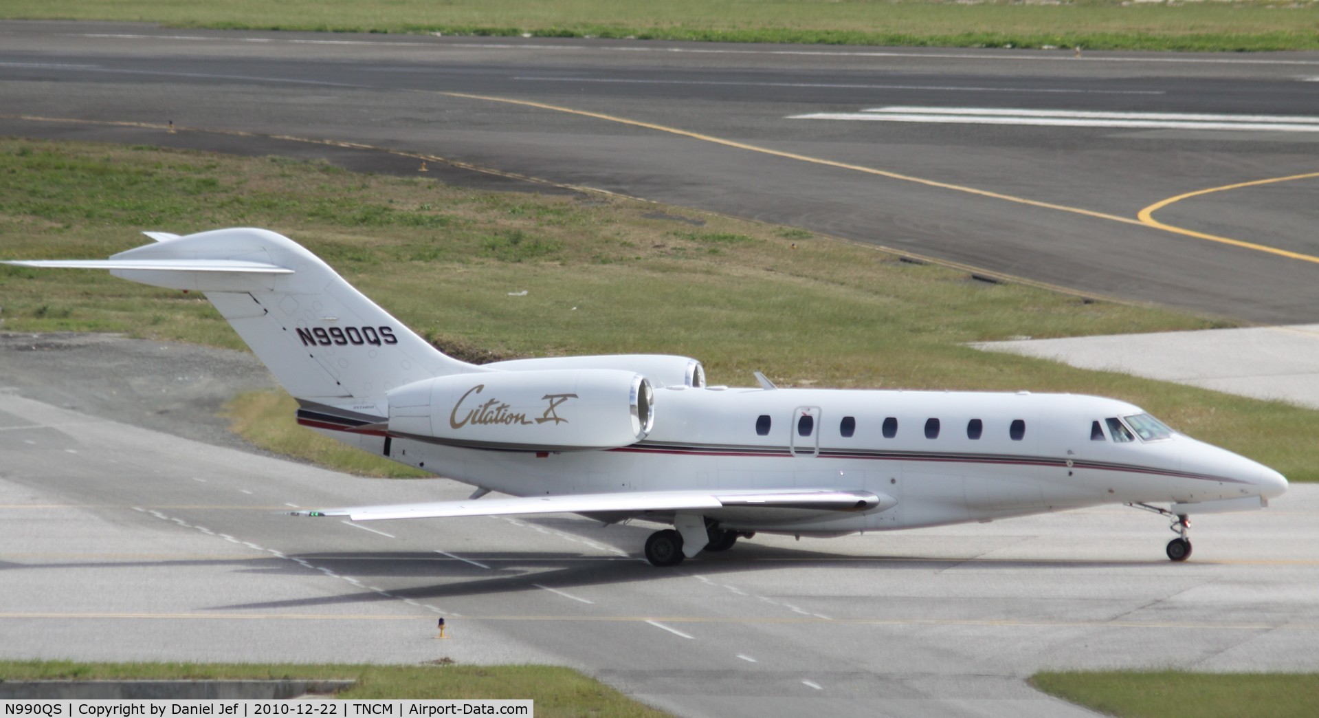 N990QS, 2002 Cessna 750 Citation X C/N 750-0190, N990QS taxing for departure at TNCM