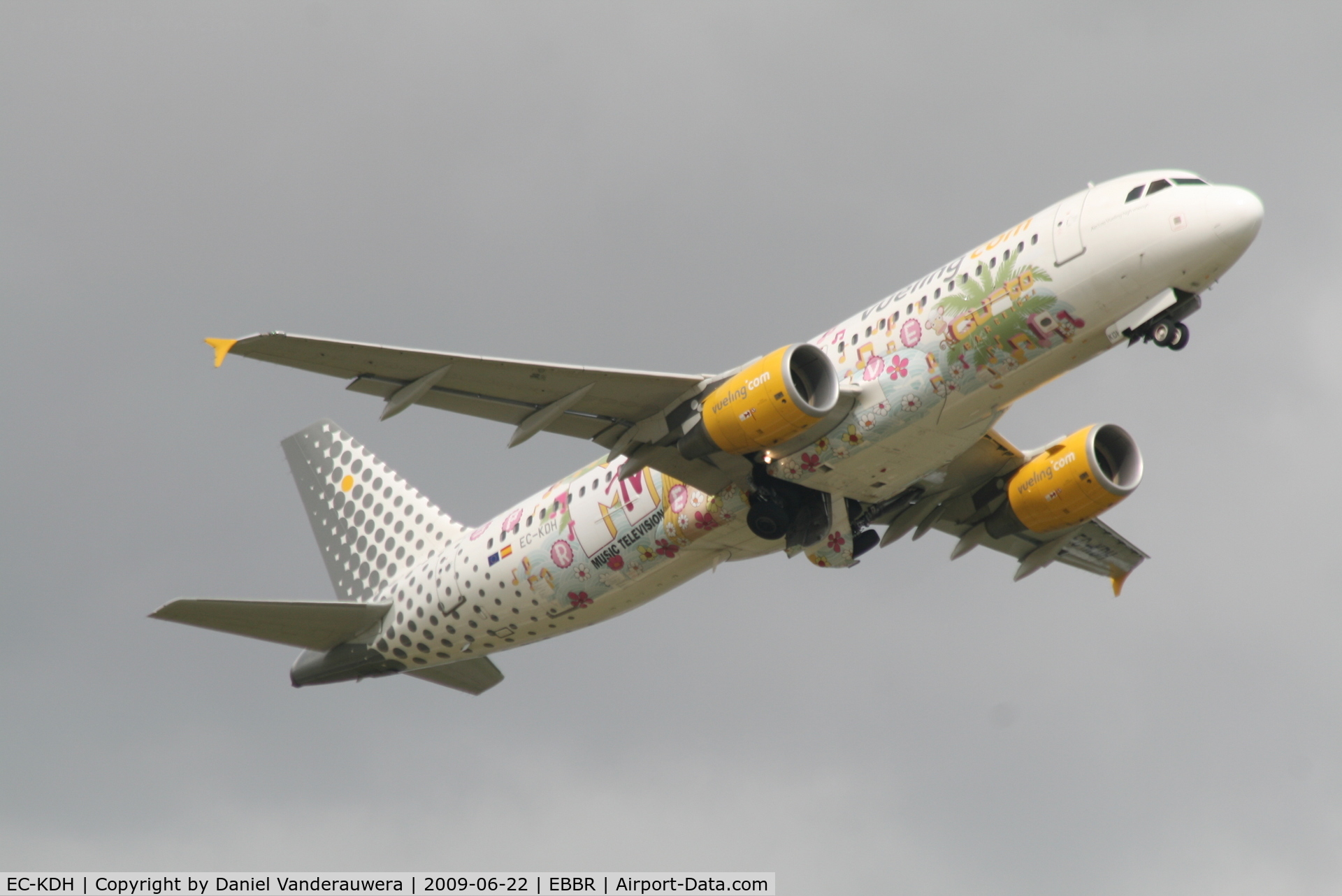 EC-KDH, 2007 Airbus A320-214 C/N 3083, Taking off from RWY 07R