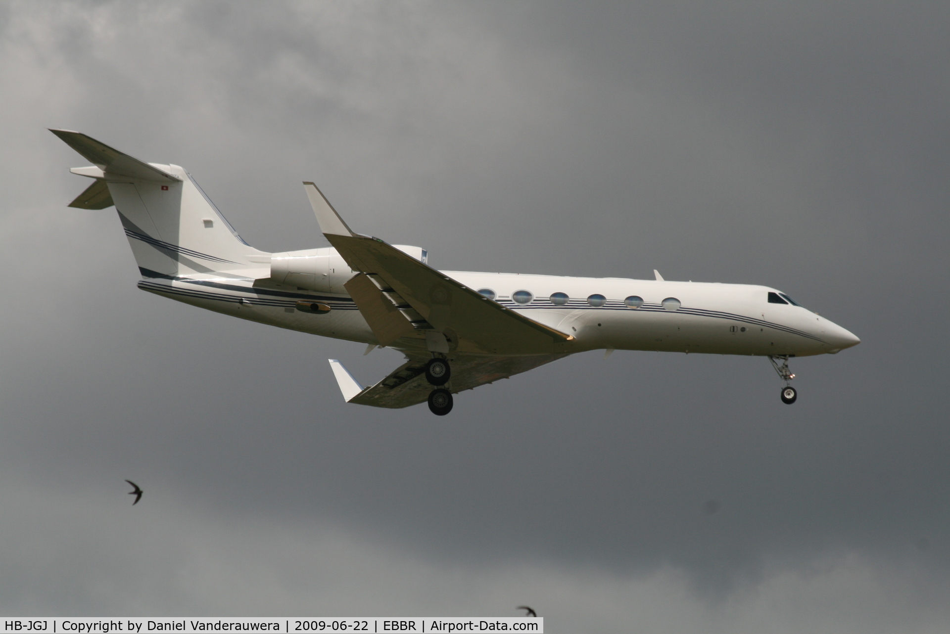 HB-JGJ, 2008 Gulfstream Aerospace GIV-X (G450) C/N 4122, Descending to RWY 02