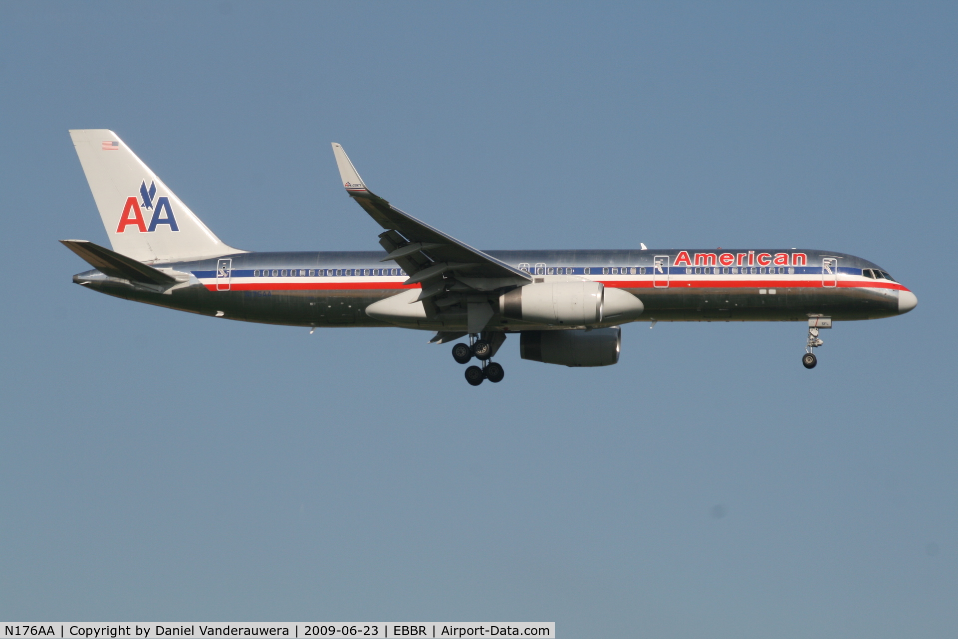 N176AA, 2001 Boeing 757-223 C/N 32395/994, Flight AA172 is descending to RWY 02
