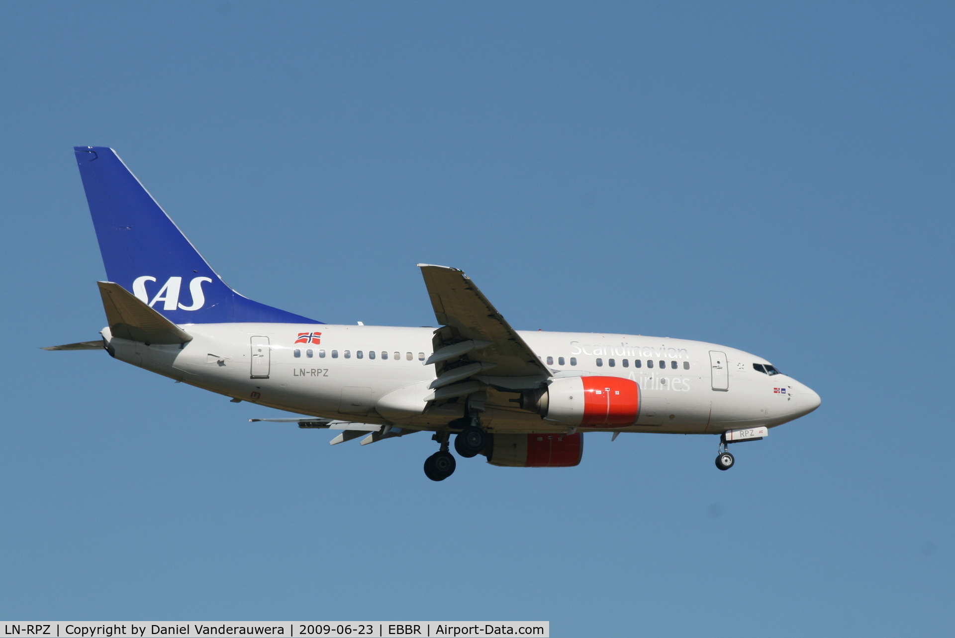 LN-RPZ, 1998 Boeing 737-683 C/N 28293, Flight SK4743 is descending to RWY 02