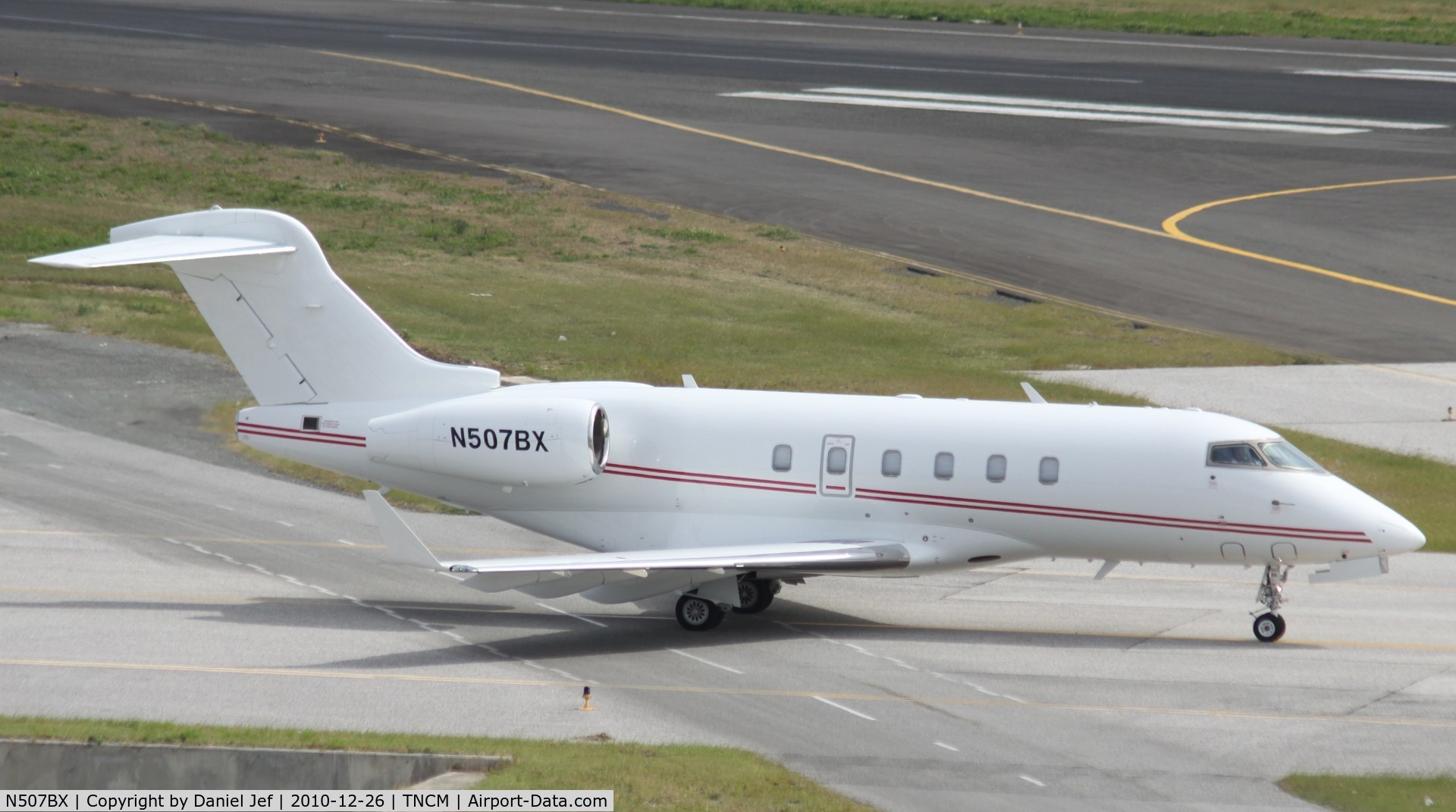 N507BX, 2003 Bombardier Challenger 300 (BD-100-1A10) C/N 20008, N507BX taxing for take off at TNCM