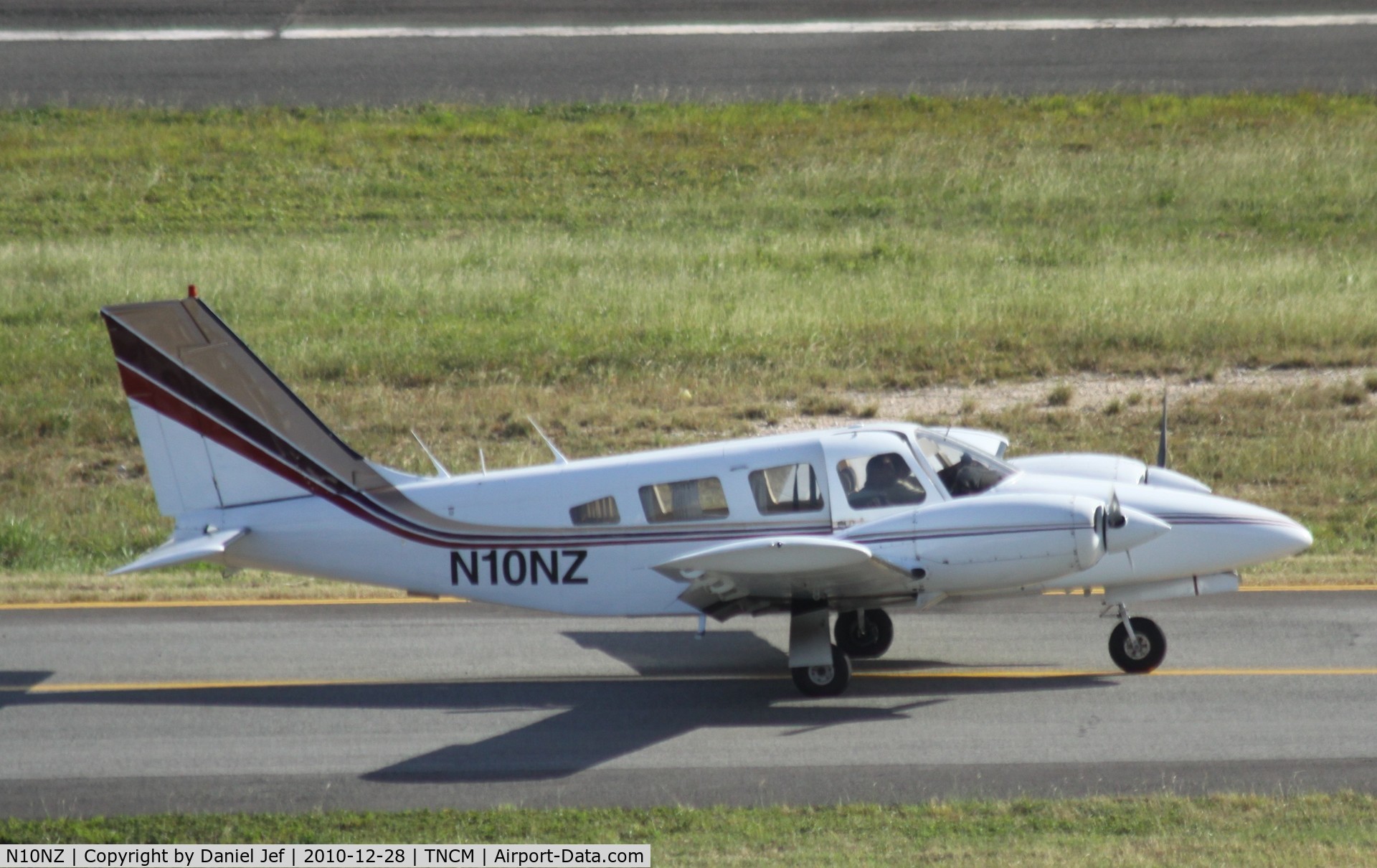 N10NZ, Piper PA-34-200T C/N 34-7870158, N10NZ taxing to depart TNCM