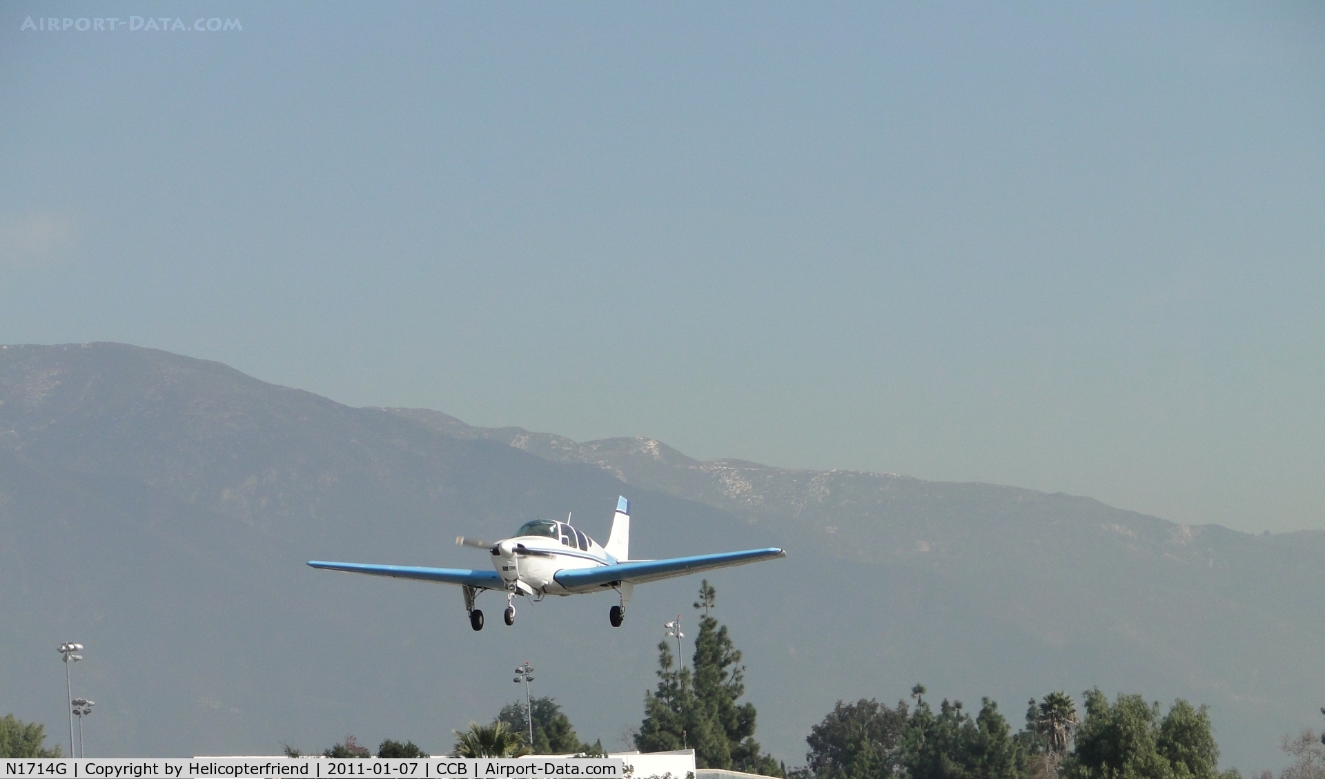 N1714G, 1962 Beech 35-B33 Debonair C/N CD-482, On final to runway 24