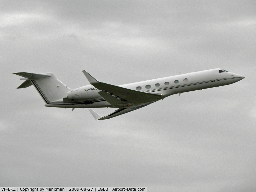 VP-BKZ, 2000 Gulfstream Aerospace G-V C/N 602, Climbing out of BHX