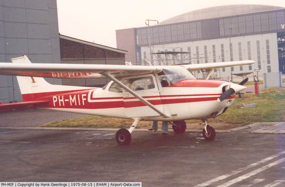 PH-MIF, Reims F172M Skyhawk C/N 1124, Sail Amsterdam 700. Sightseeing Flt, Aug '75