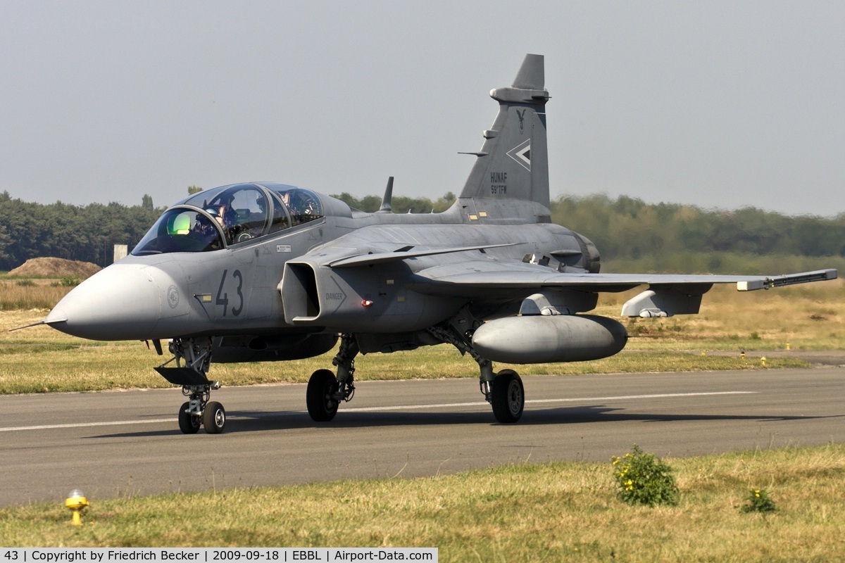 43, Saab JAS-39D Gripen C/N 39852, taxying to the active