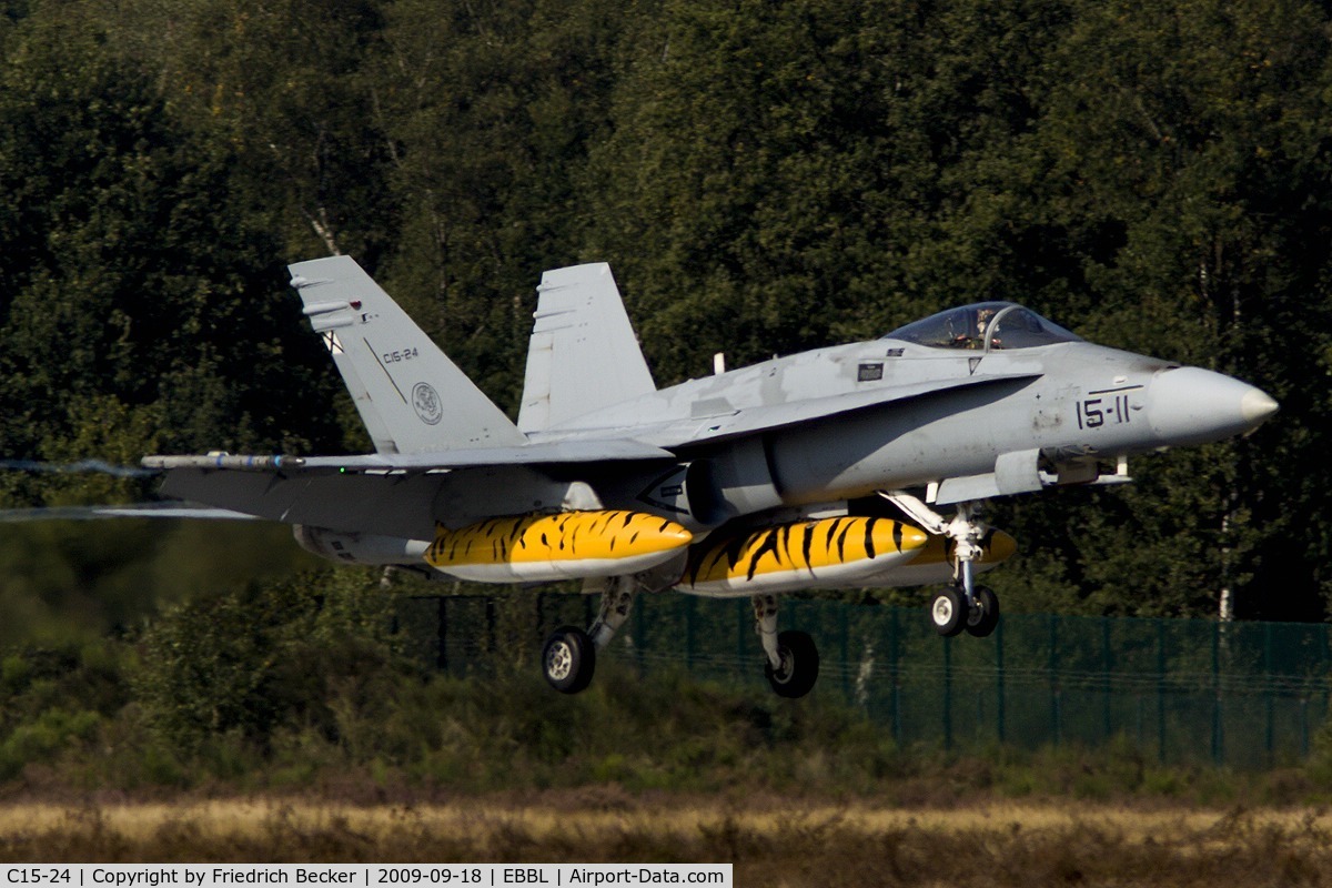C15-24, McDonnell Douglas EF-18A Hornet C/N 0583/A490, moments prior touchdown