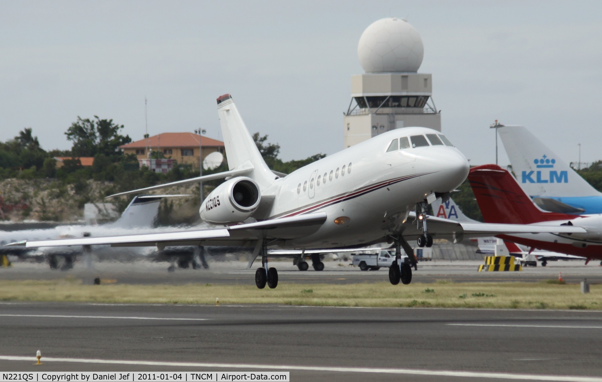 N221QS, 2004 Dassault Falcon 2000EX C/N 54, N221QS departing TNCM