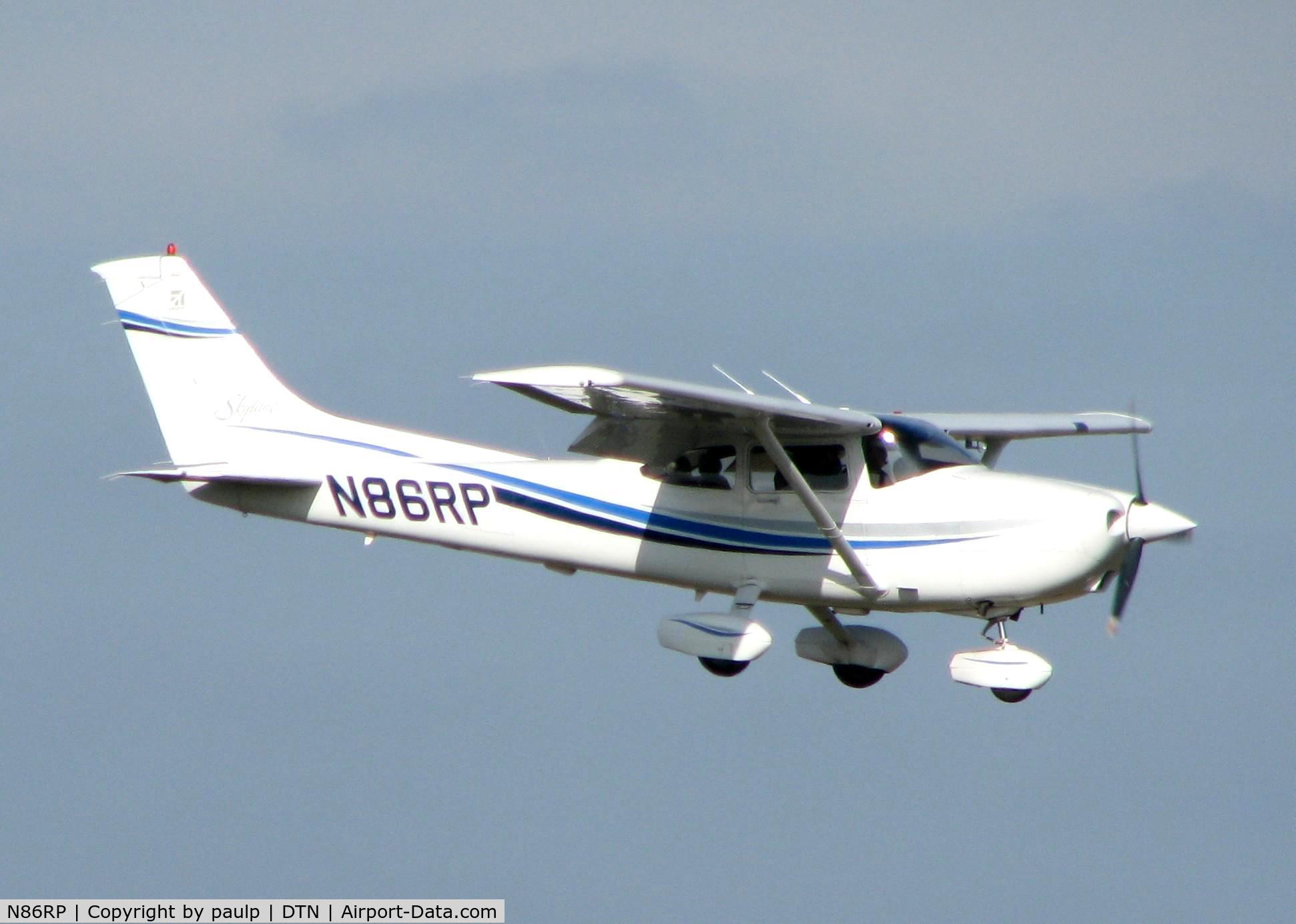 N86RP, 1999 Cessna 182S Skylane C/N 18280651, Landing at Downtown Shreveport.