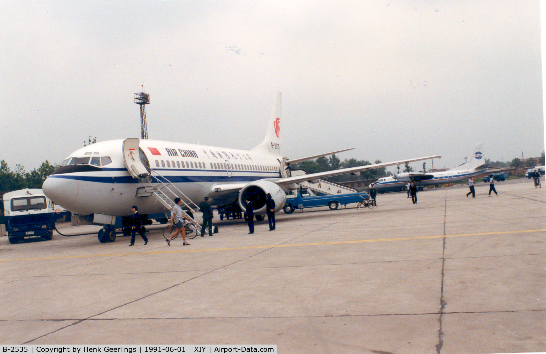 B-2535, 1991 Boeing 737-3J6 C/N 25078, Xian Airport Jun '91