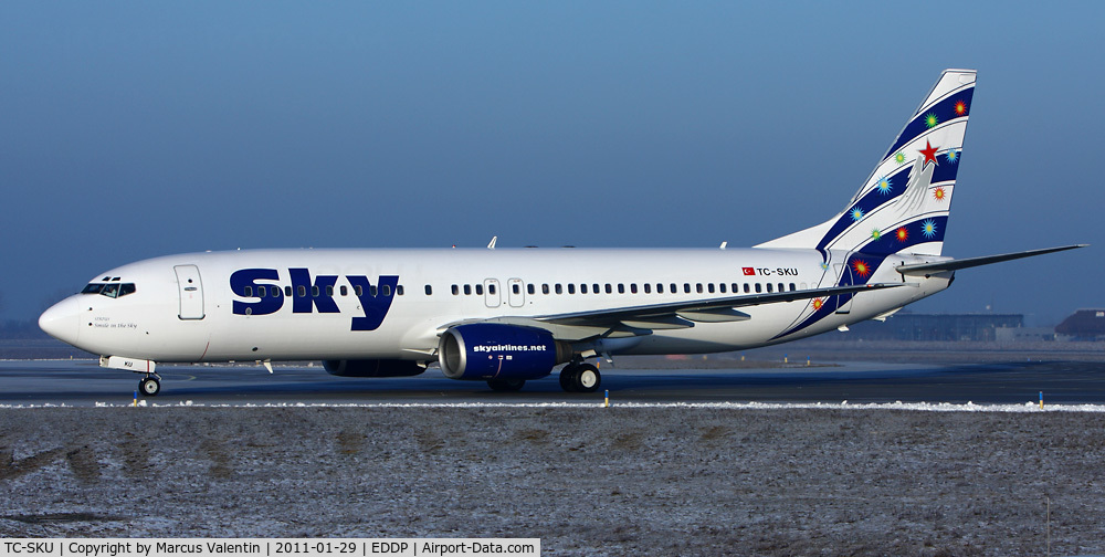 TC-SKU, 2000 Boeing 737-883 C/N 30194, Landing on the RWY 08/L in the morning.